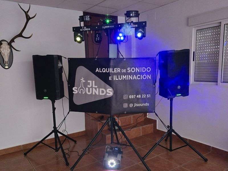 Equipo de sonido e iluminación de JL Sounds montado para un evento