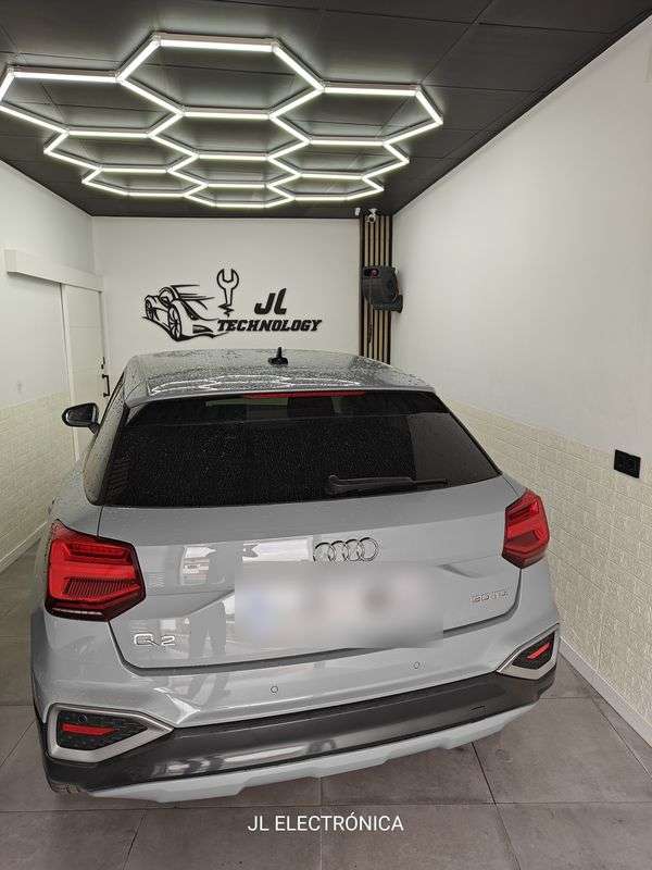 Audi Q2 en el taller de multimedia de JL Electrónica