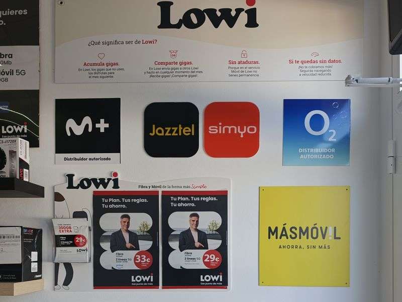 Pared de la tienda con los logos de Lowi, Movistar, Jazztel, Simyo, O2 y MásMóvil