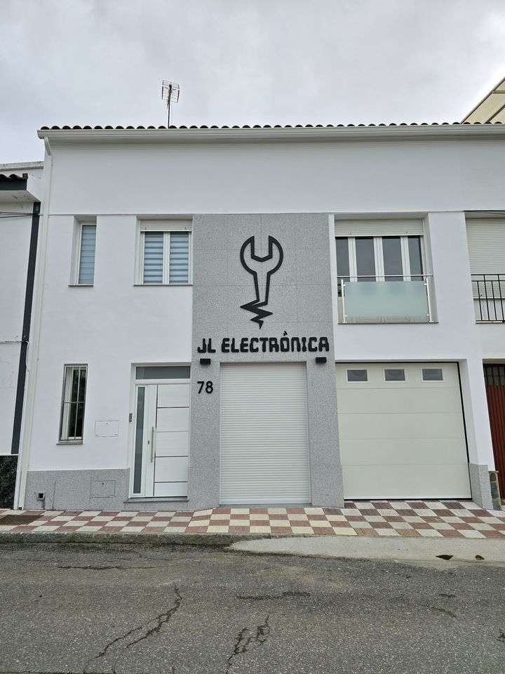 Fachada de JL Electrónica en la calle Reyes Huertas, 78, con el logo de la llave