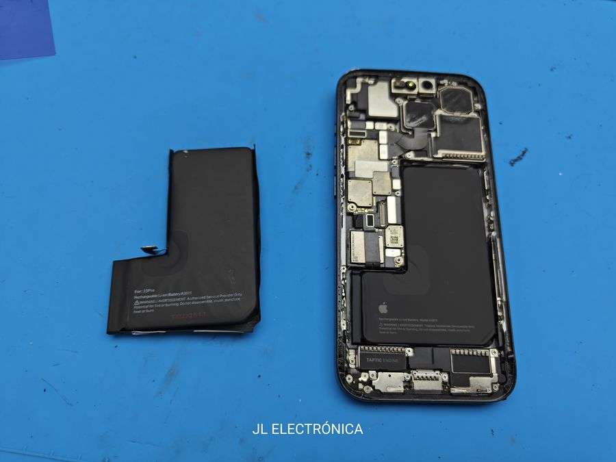 iPhone abierto en el taller durante un cambio de batería