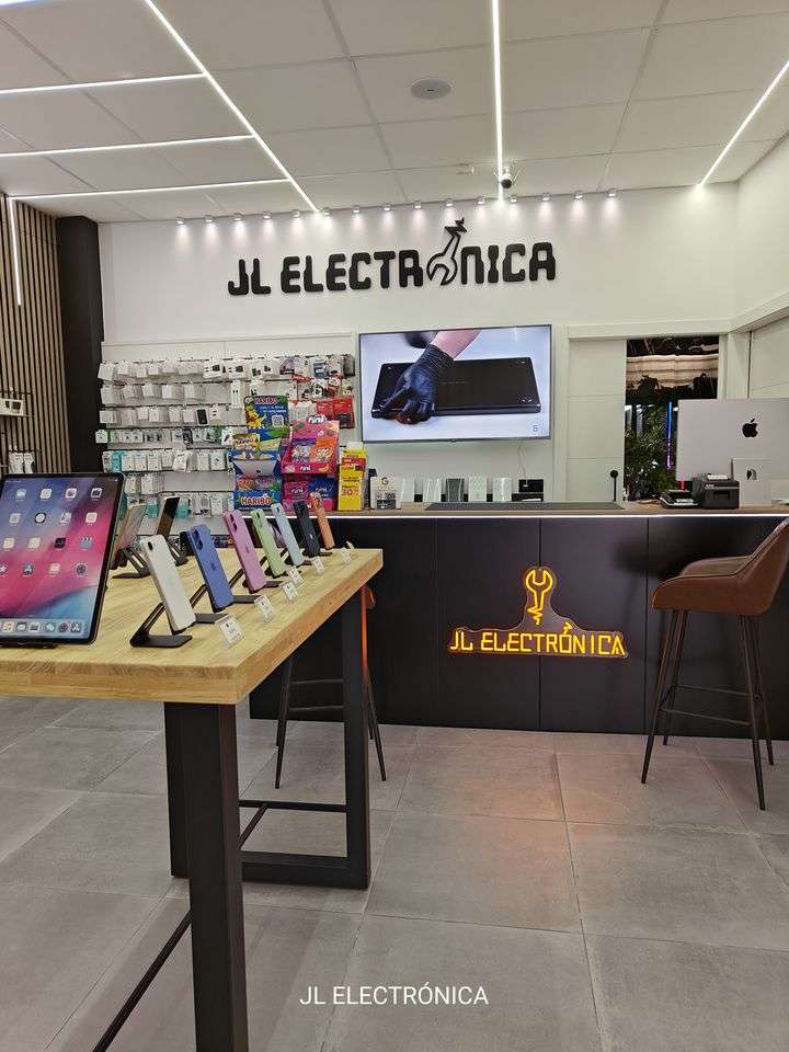 Mostrador de la tienda con móviles y tablets en exposición
