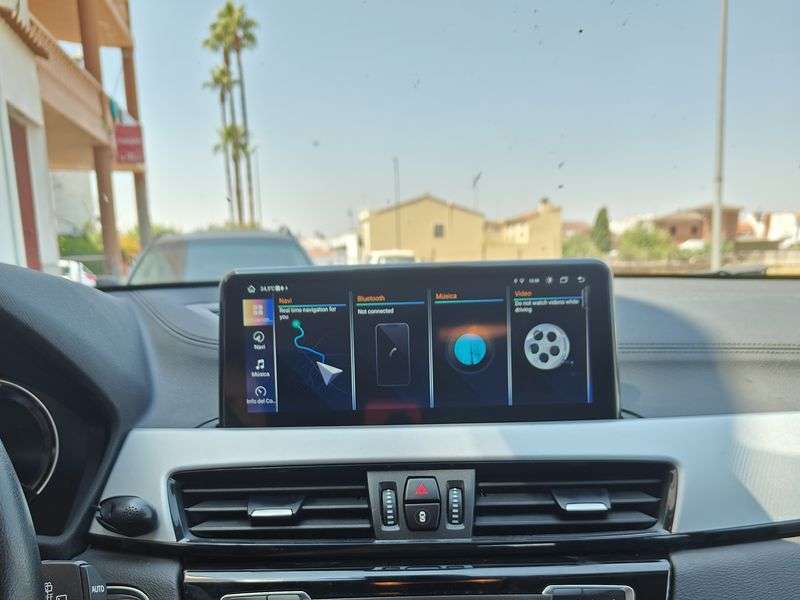 Pantalla multimedia panorámica instalada en el salpicadero de un BMW