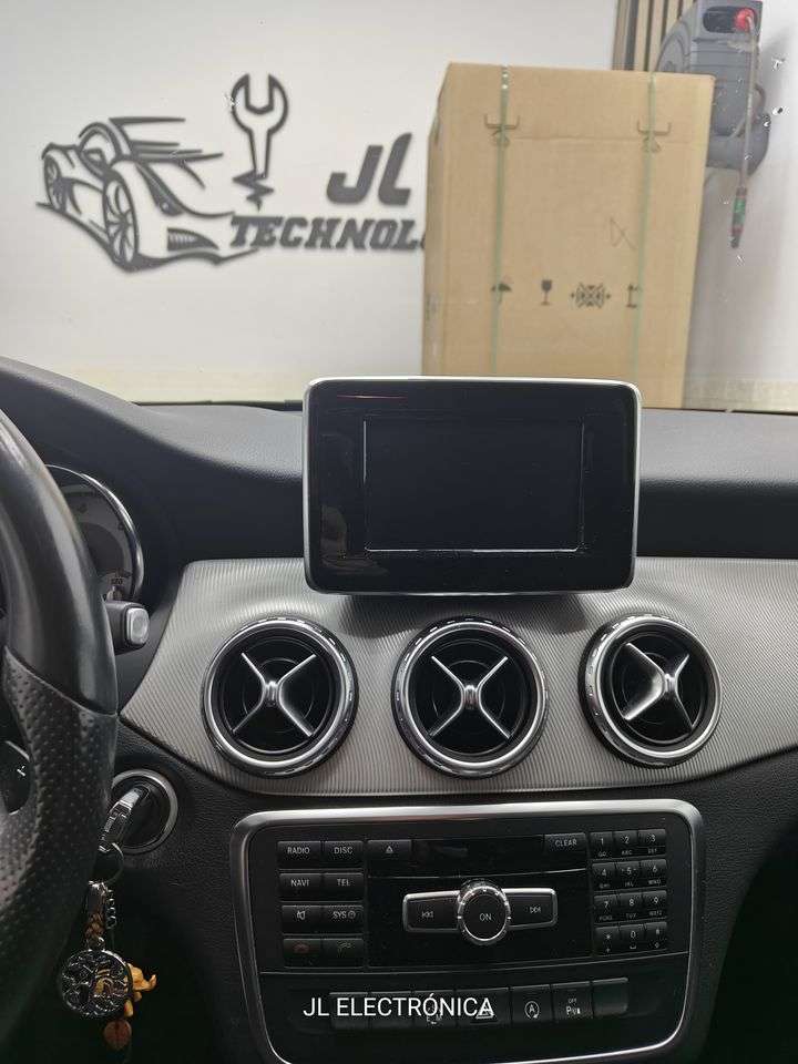Salpicadero del Mercedes GLA antes de la instalación