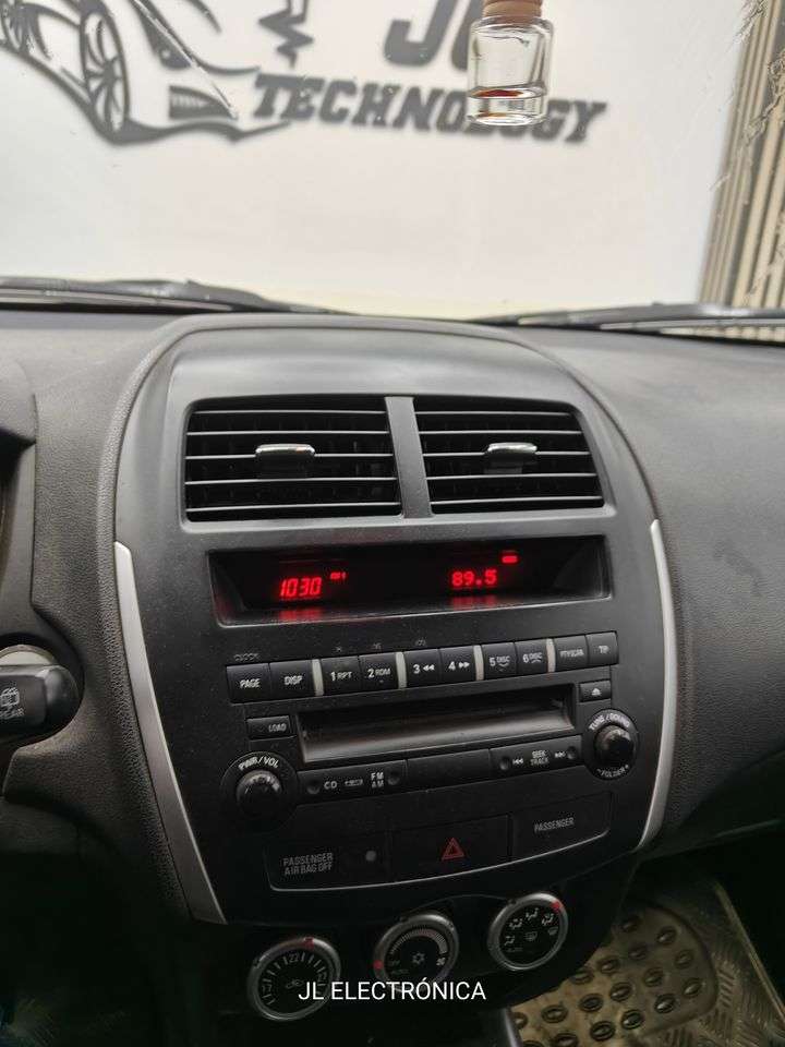 Salpicadero del Mitsubishi ASX antes de la instalación