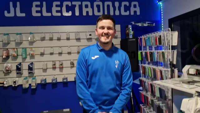 Javi Lima atendiendo al periodista Jaime Ruiz Peña en la tienda