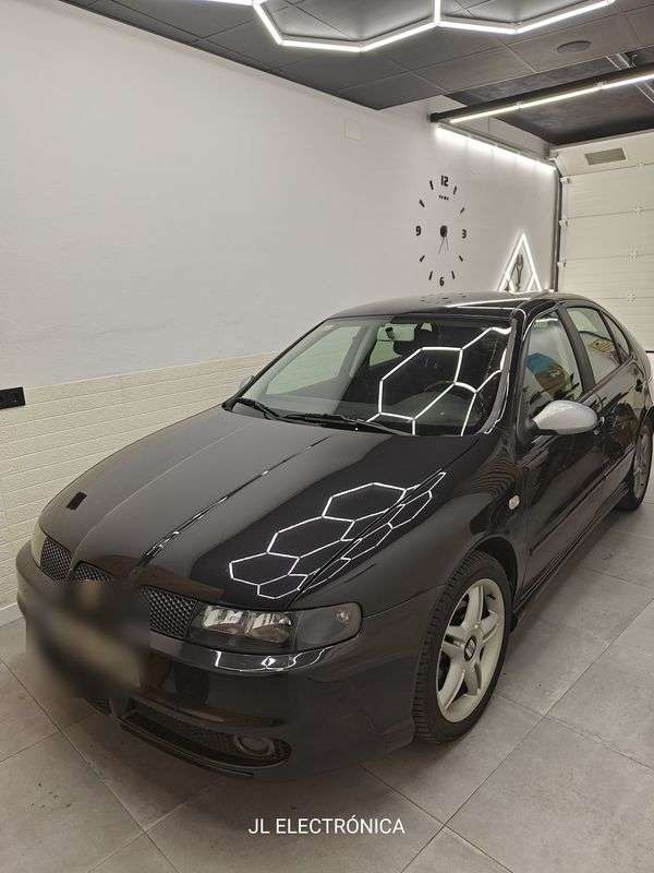 Seat León en el taller de multimedia de JL Electrónica
