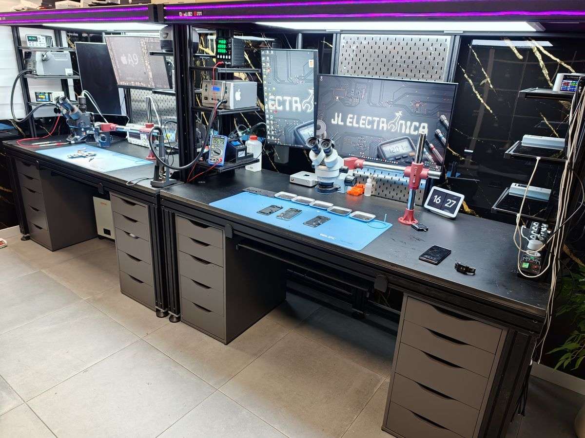 Puestos de trabajo del taller de JL Electrónica con microscopios, estaciones de soldadura y alfombrillas antiestáticas