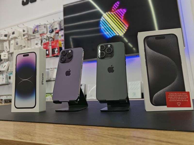 iPhone nuevos y seminuevos expuestos en el mostrador de JL Electrónica