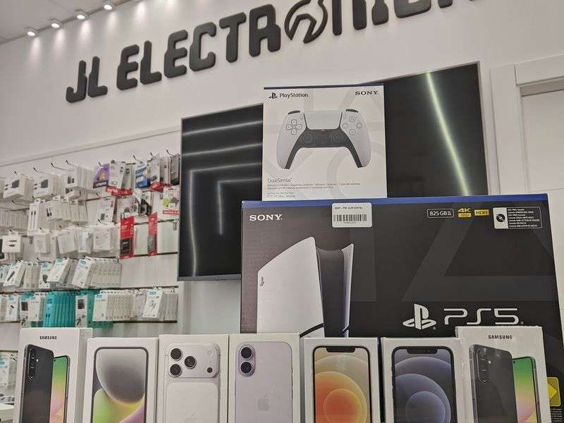 PlayStation 5 y mando DualSense en el mostrador de JL Electrónica