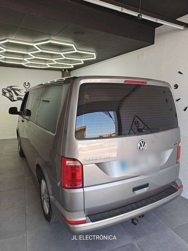 VW Caravelle en el taller de multimedia de JL Electrónica
